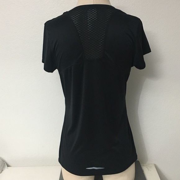 Workout Essential Women’s Under Armour Flyweight Running Top, Medium NWT - Picture 6 of 9